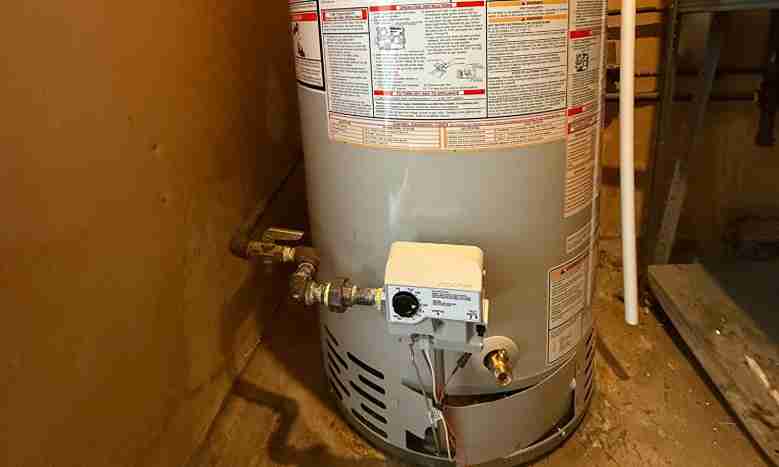 Side view of a natural gas water heater highlighting the gas control valve and thermostat.